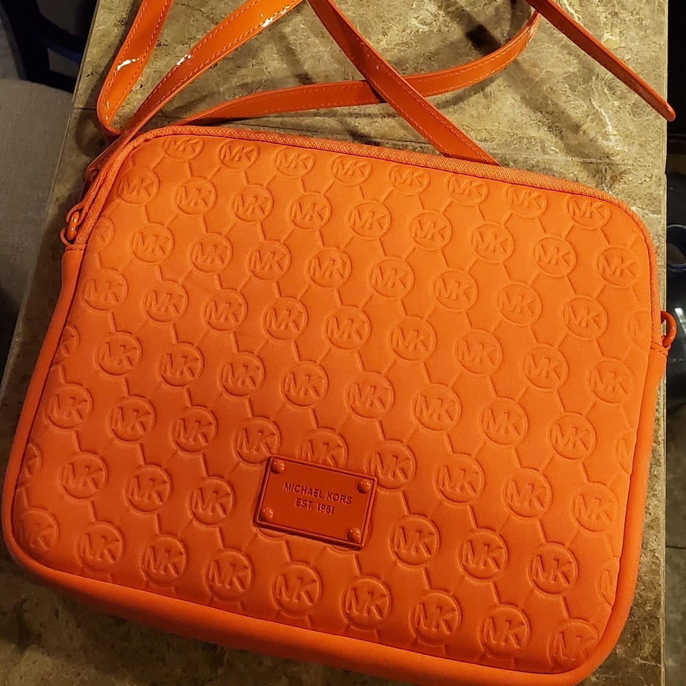 Michael kors tablet crossbody